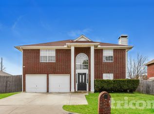 1110 Orangewood Ln, Arlington, TX 76001