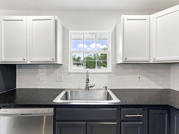 5th image of 806 Sugar Pine Dr