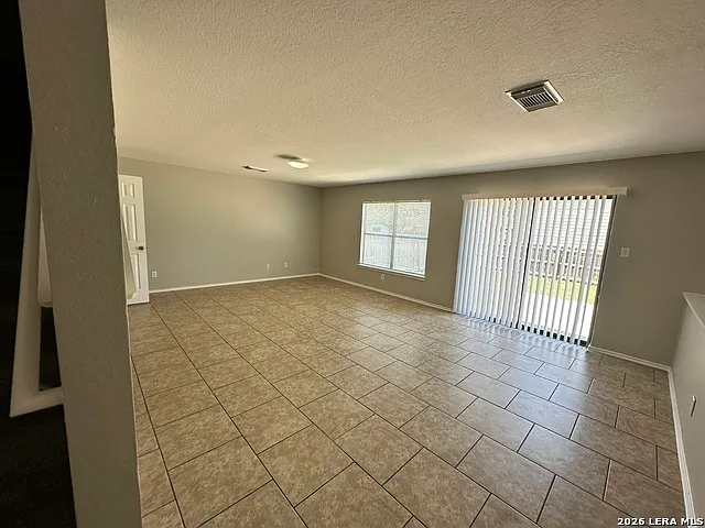 5 bed, 2.5 bath, 2961 sqft, $1,975 — Photo 4