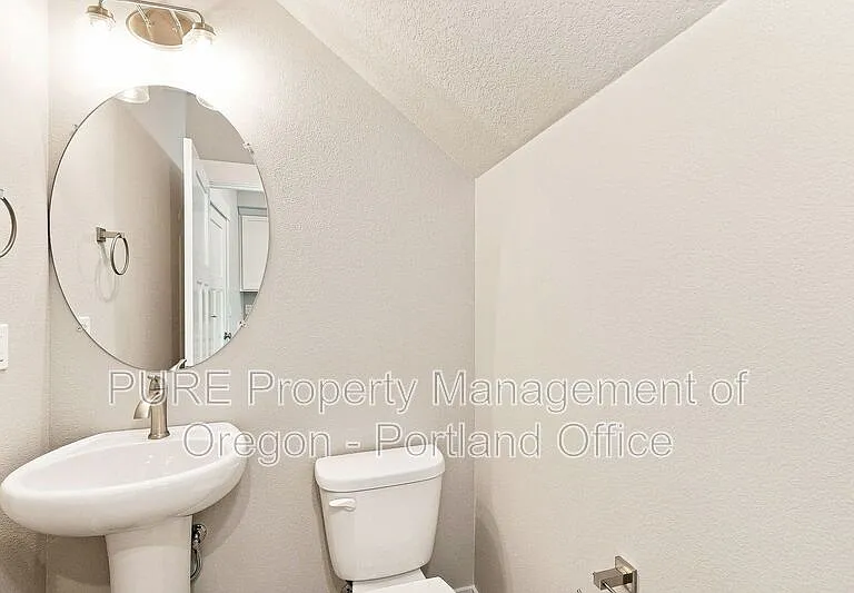588 NE Alderwood Dr — Photo 23
