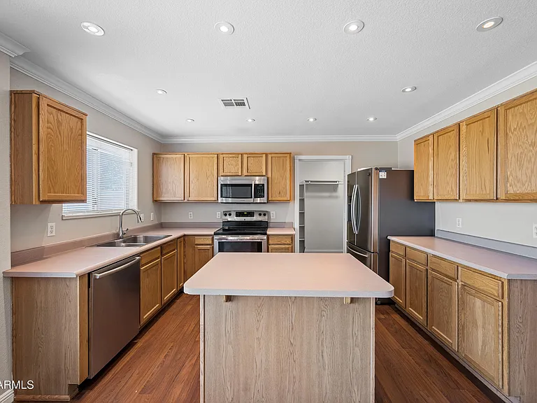210 E Jasper Ct — Photo 8