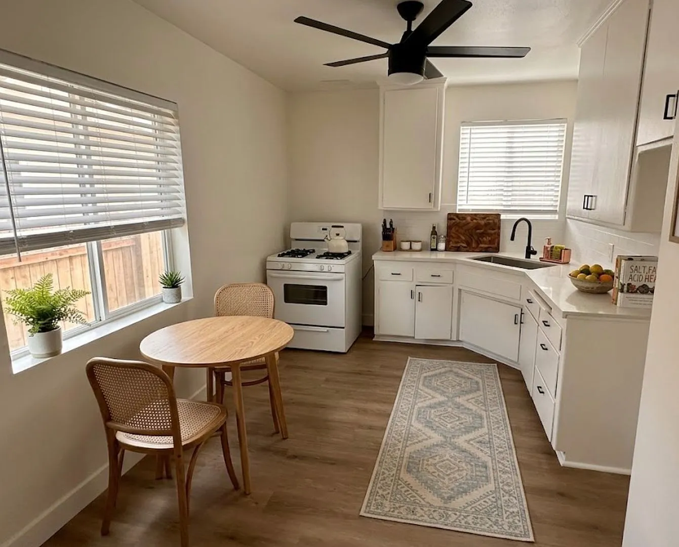 7603 North Hollywood Way — Photo 2