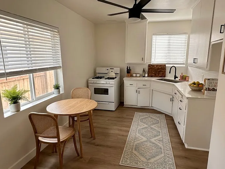 7603 North Hollywood Way — Photo 1