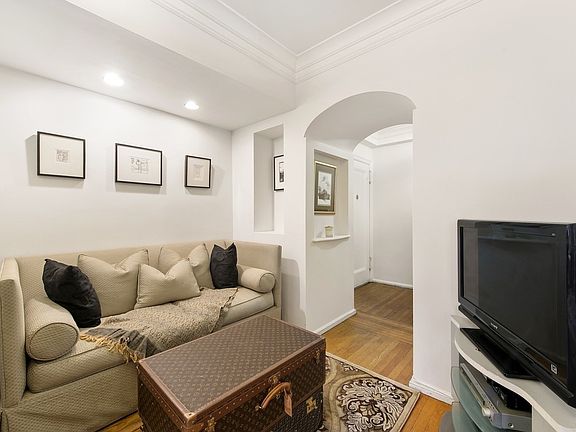 5th image of 59 W 12th St #Maid1