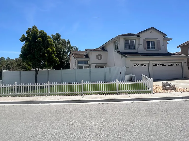 901 Hillock Ct — Photo 2