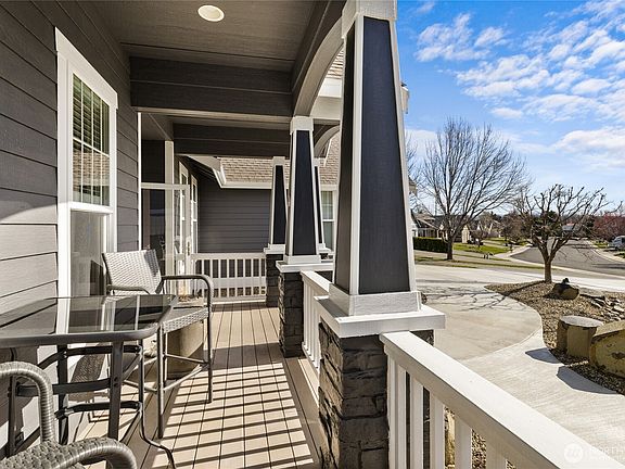 3rd image of 1407 N Canterbury Drive