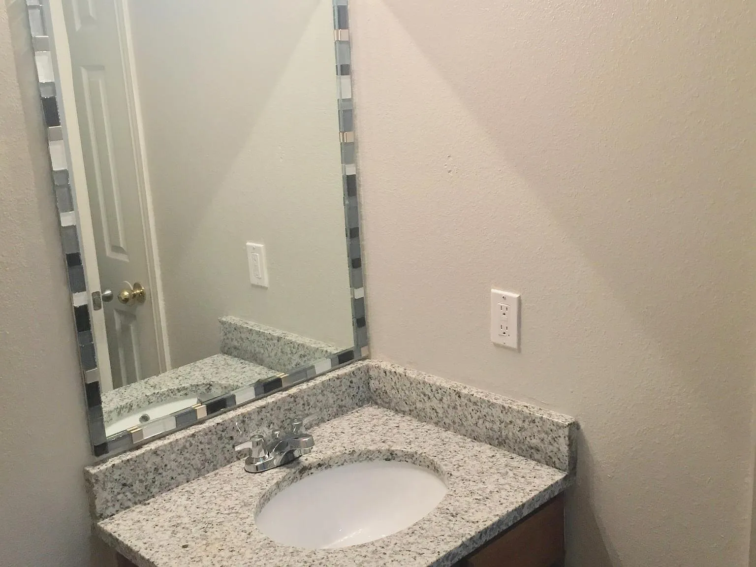 3 bed, 980 sqft, $1,650 — Photo 2