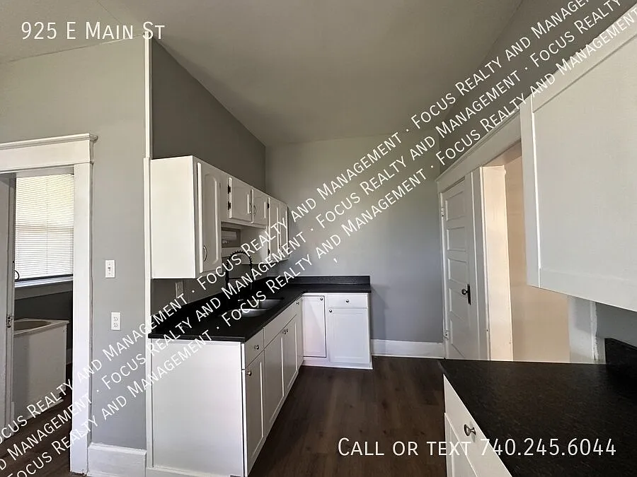 925 E Main St