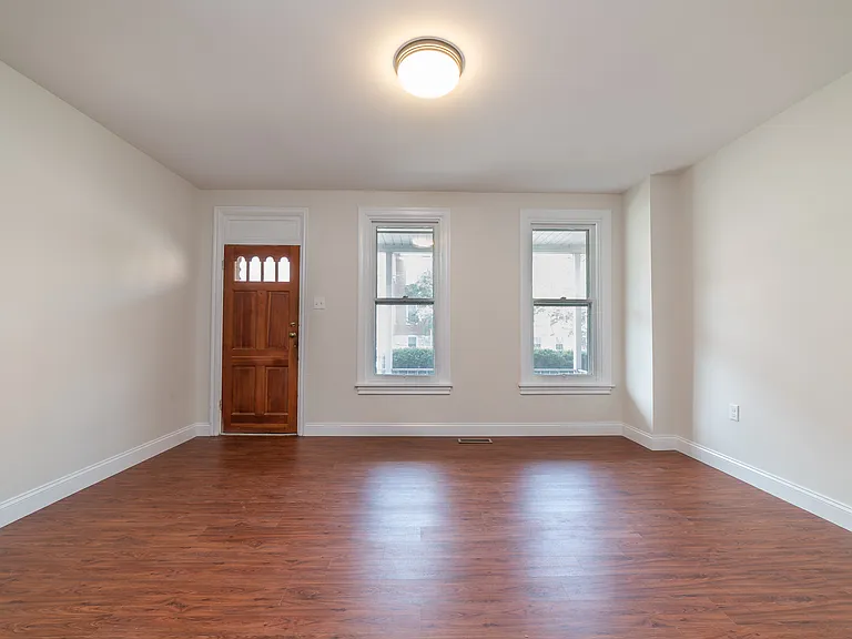 570 W Louther St — Photo 4