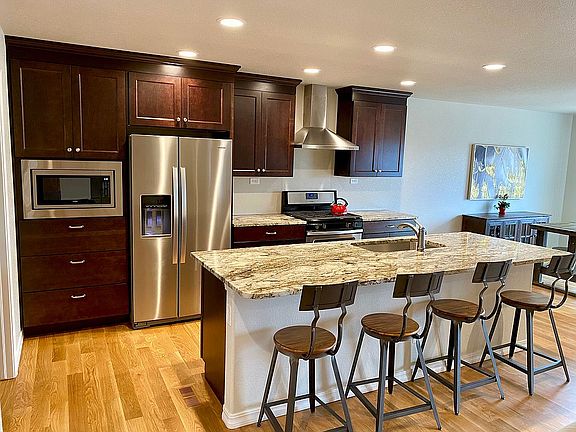 Gourmet kitchen w/ granite