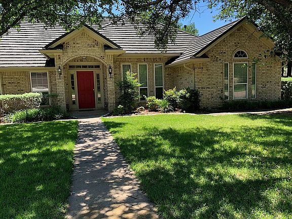 2nd image of 1504 Lakecrest Cir
