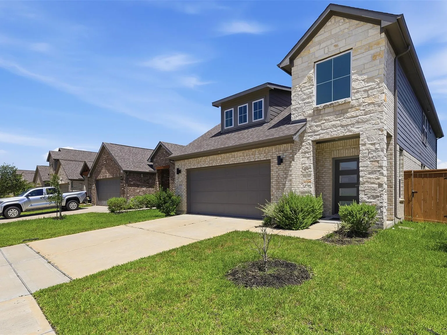 4 bed, 4.0 bath, 2551 sqft, $2,500 — Photo 2
