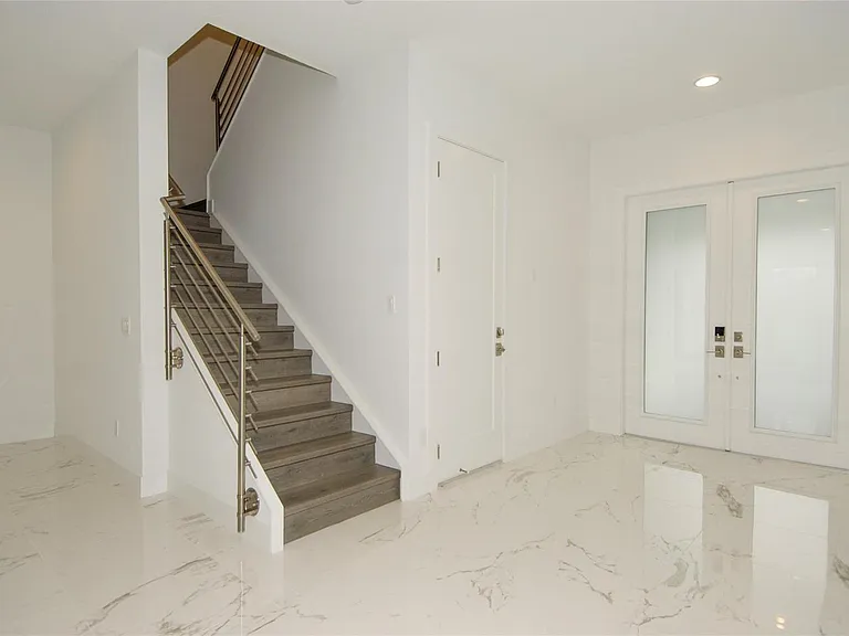 1435 SW 23rd St — Photo 13