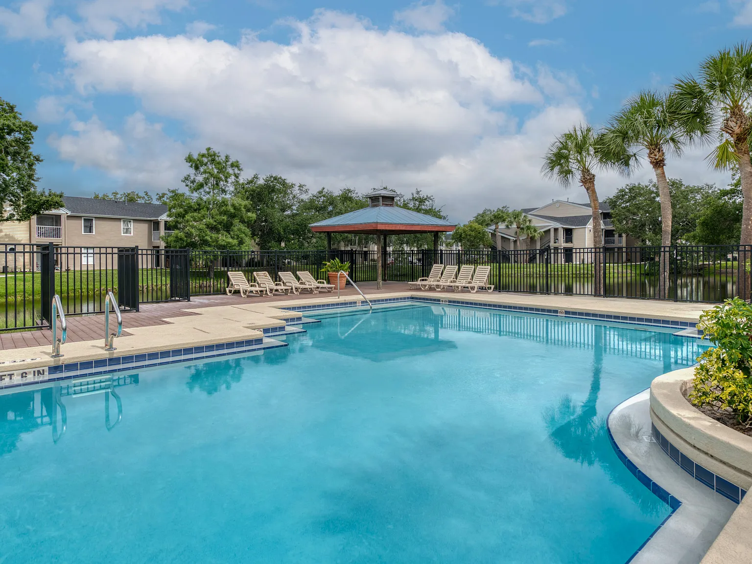 Reef Club Apartments — Photo 4