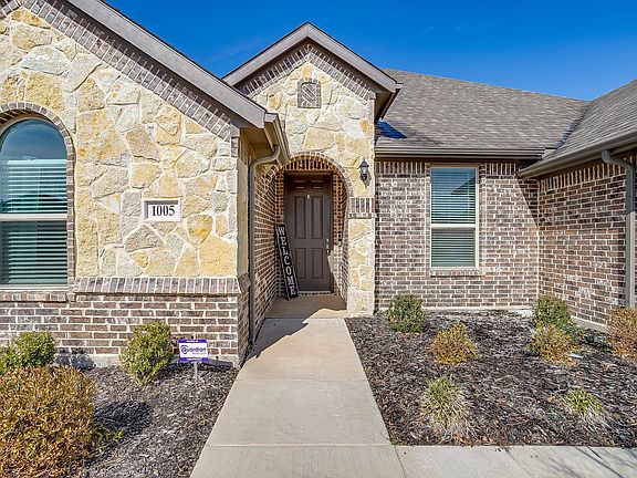 3rd image of 1005 Thicket Dr