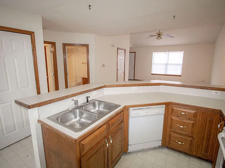 1318 Valley Creek Ln — Photo 8