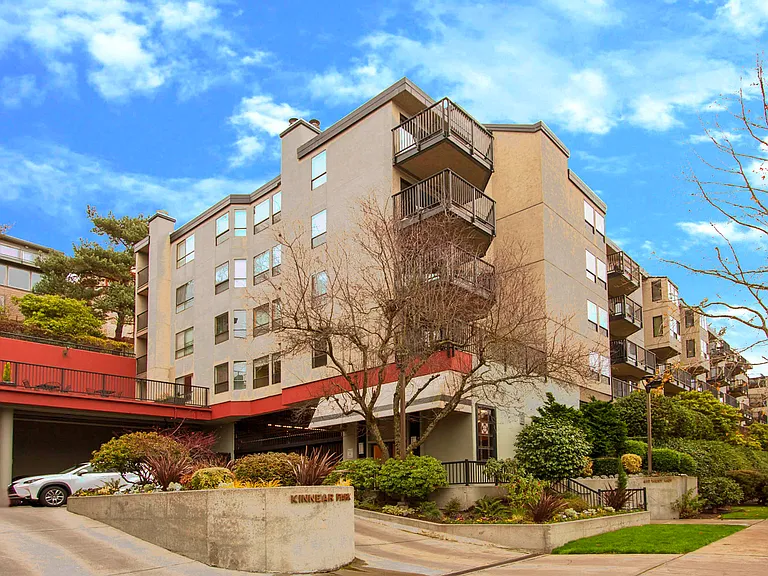 410 W Roy St — Photo 1