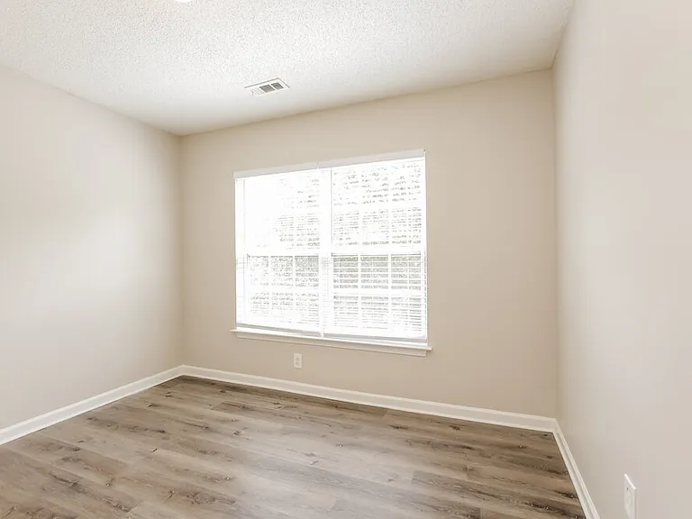 555 River View Dr — Photo 14