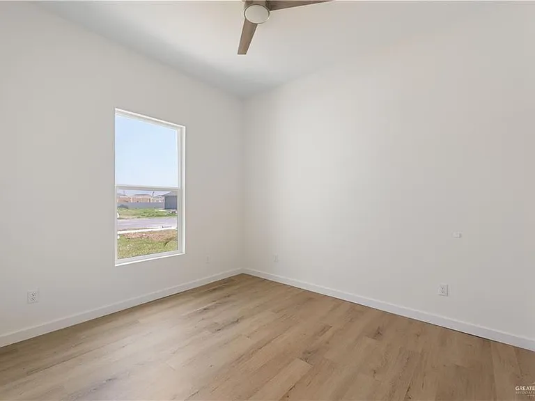 909 N Brushfield Ave — Photo 11