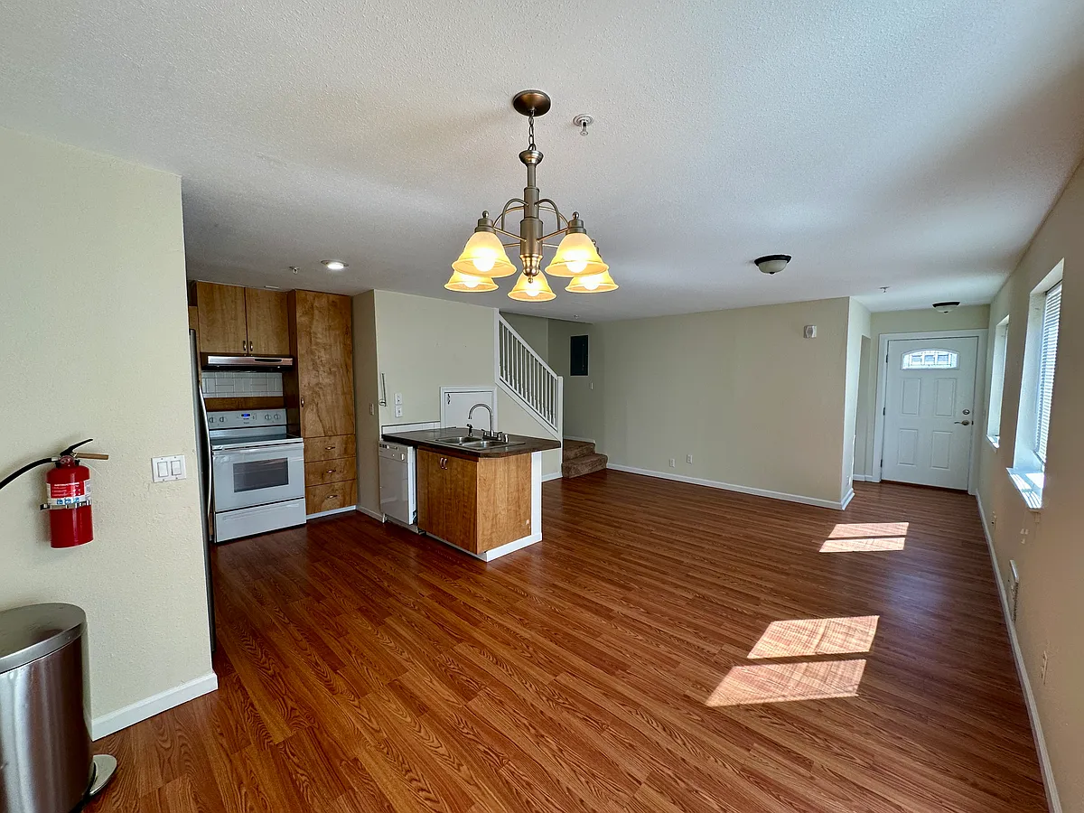 Building Photo - 1519 Walnut St #D