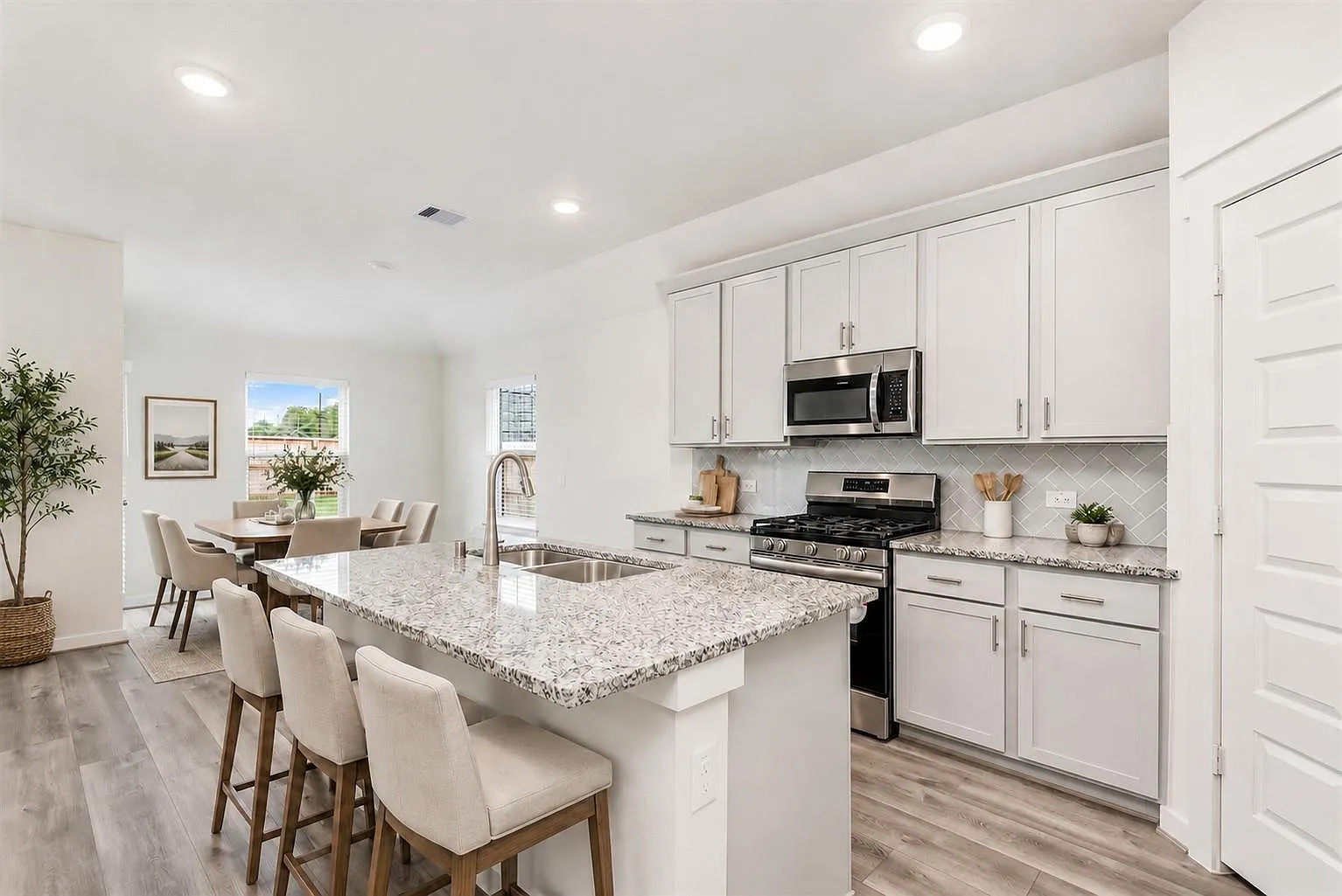 3 bed, 2.0 bath, 1605 sqft, $2,100 — Photo 2