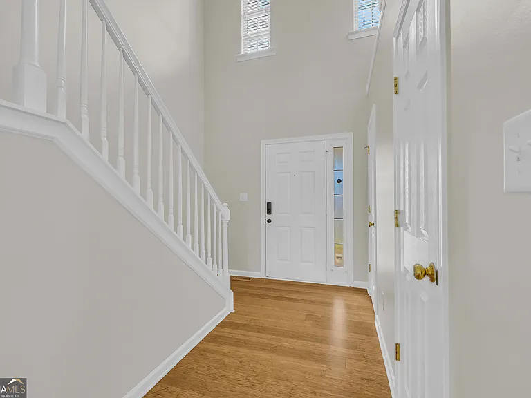 494 Bishop Ct — Photo 3