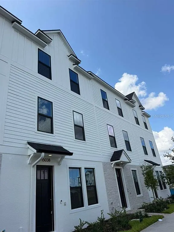 4 bed, 3.5 bath, 2072 sqft, $3,100 — Photo 1