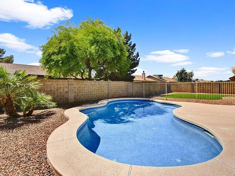 7331 W Windrose Dr — Photo 2