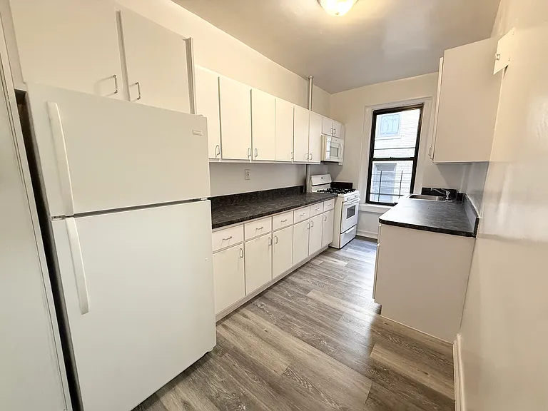 30 Seaman Ave #4K — Photo 5