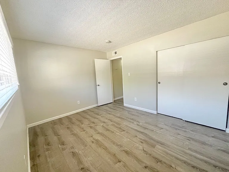 2809 H St #15 — Photo 7