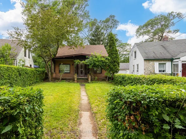 7 Saunders Cres, Toronto, ON M8Y 2P7
