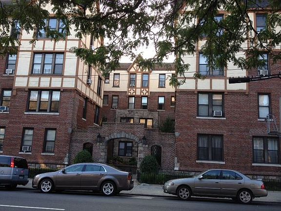 2nd image of 3306 Crescent St APT 4
