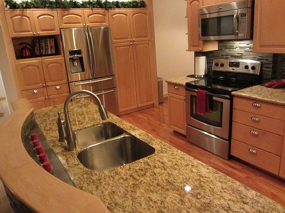 kitchen:  features granite counters, abundant cabinetry, stainless appliances