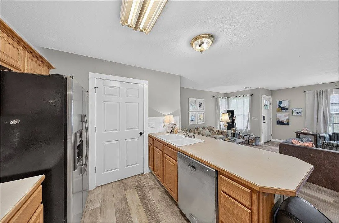 3 bed, 1327 sqft, $1,850 — Photo 2