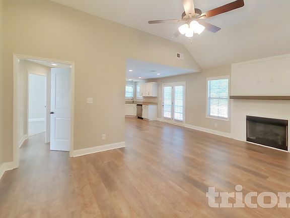 3rd image of 1059 Spicer Dr