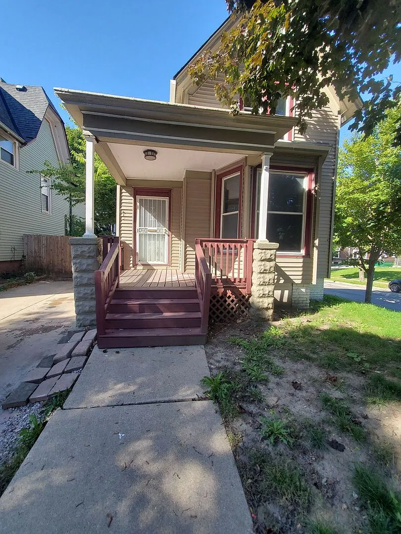 3 Bedroom 1.5 bath - very large bathtub — Photo 1