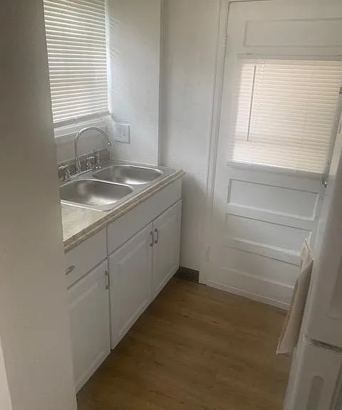 819 W 12th St — Photo 3