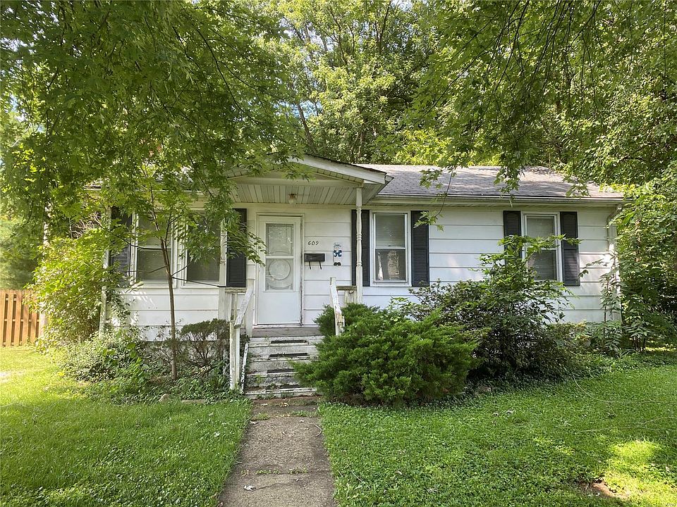 1st image of 609 Clarence St