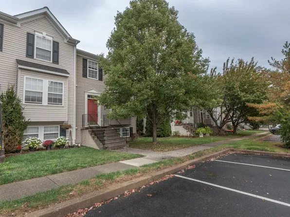 42 Holmes Dr, Charles Town, WV 25414