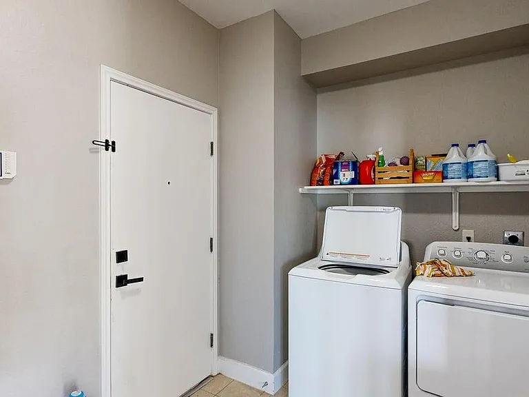 2105 Huxley Ln — Photo 24