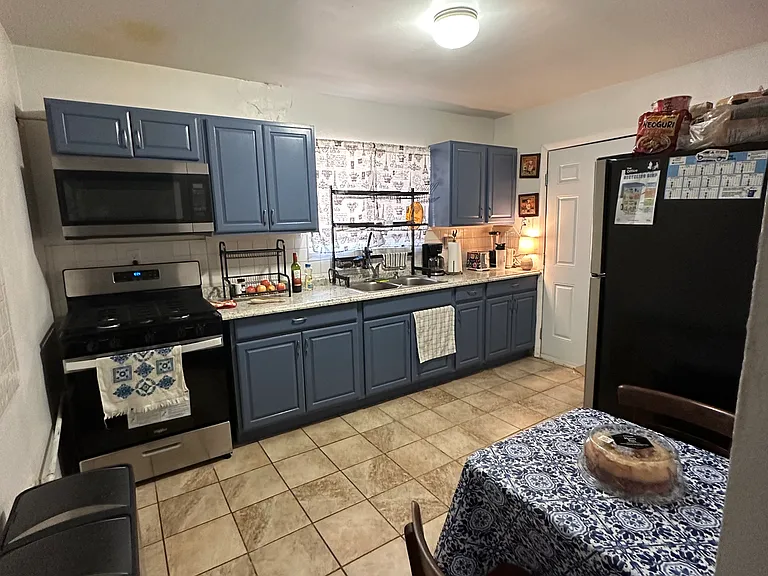 1006 W Yandell Dr — Photo 1