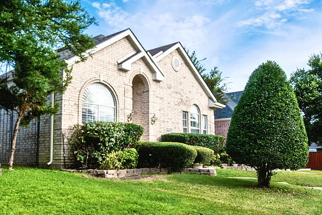 8017 Springmoss Dr — Photo 2