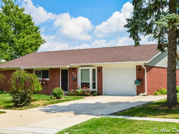 713 Parkside Cir, Streamwood, IL 60107