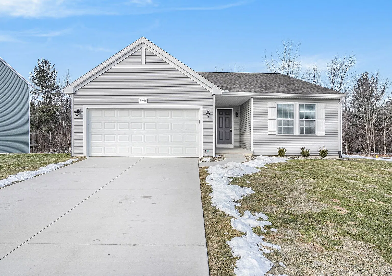 1 Month FREE Rent! Applied to Your First Full Month. Terms & Conditions Apply. — Photo 1