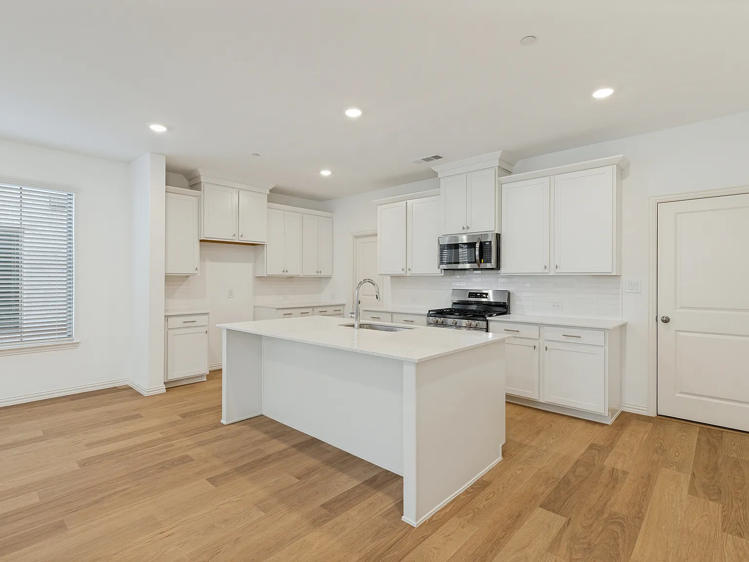 3 bed, 2.5 bath, 2318 sqft, $3,000 — Photo 4