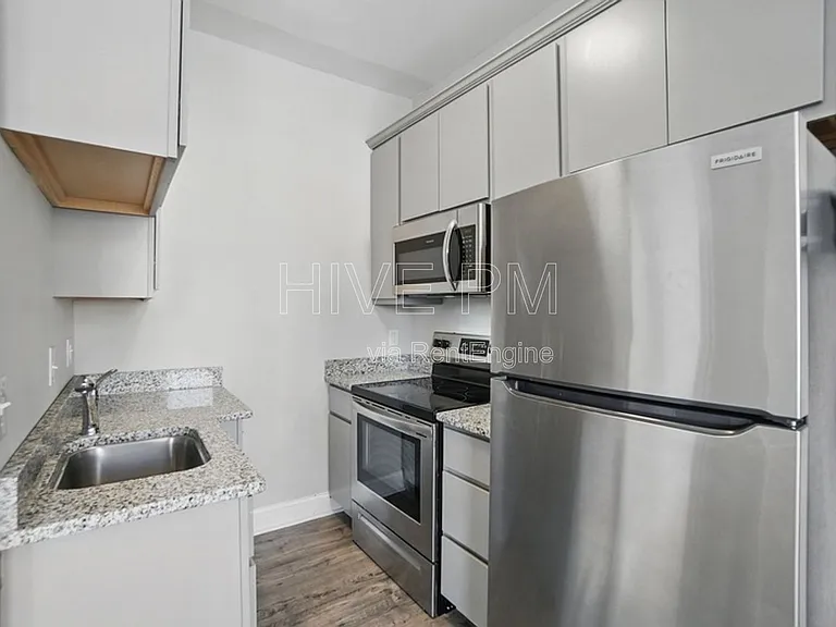 107 W Elder St #B — Photo 10