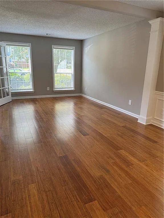 3 bed, 2.5 bath, 2128 sqft, $2,400 — Photo 3