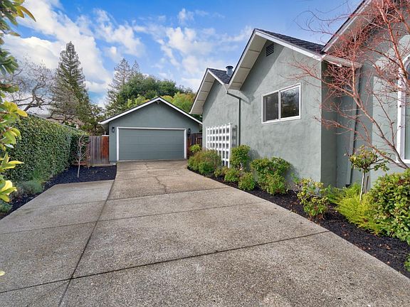 3rd image of 9 Mariposa Ave