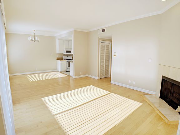 3rd image of 1315 S Carmelina Ave APT 104