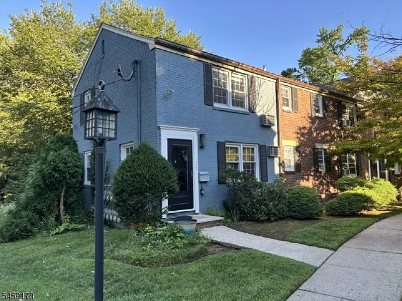 1 bed, 1.0 bath, $2,200 — Photo 1